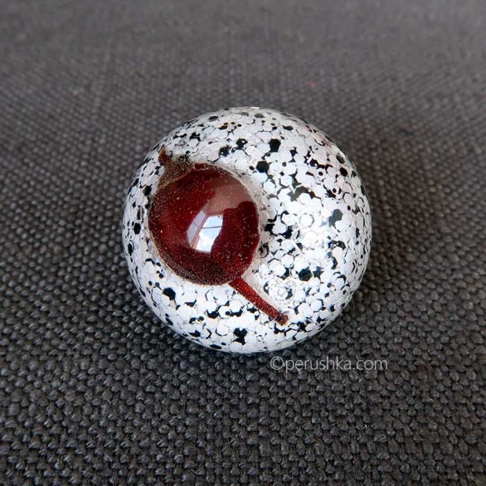 Red on white - Image 2
